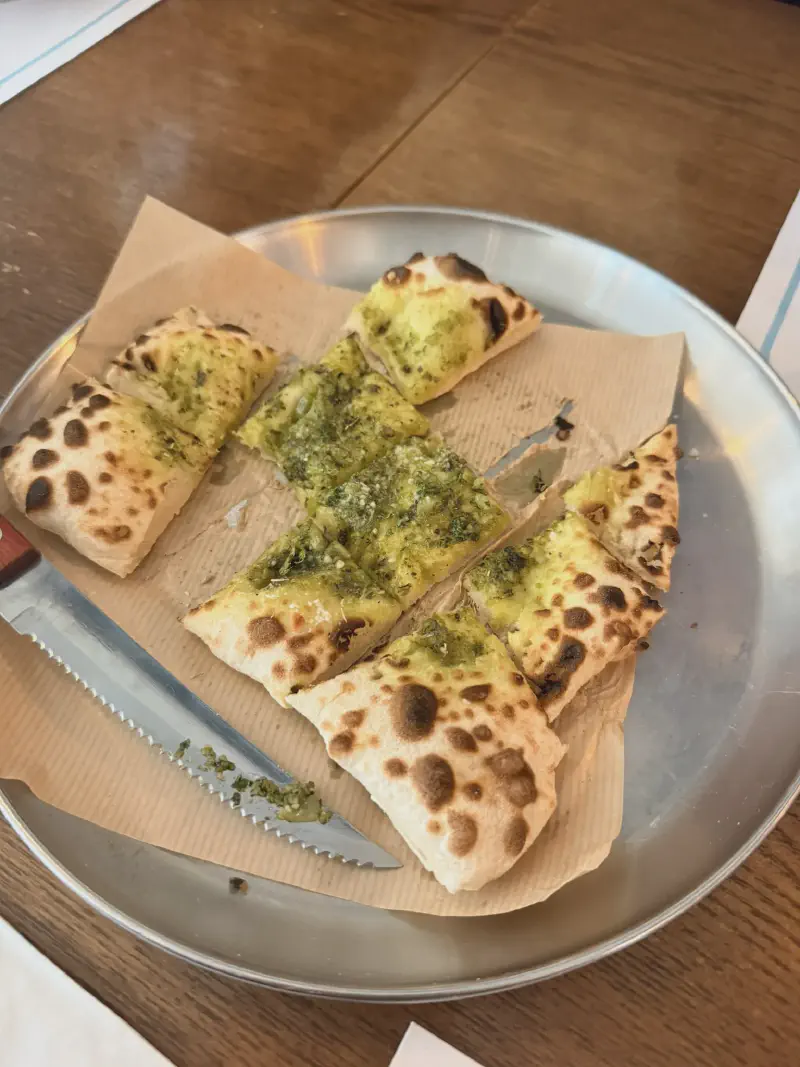 바질페스토를 곁들인 쫀득한 식전 빵