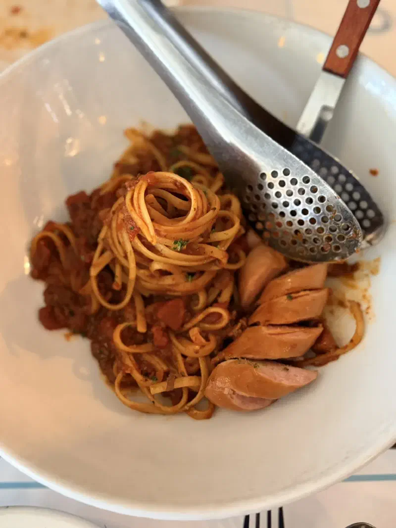 소시지가 들어간 매콤한 토마토 라구 파스타